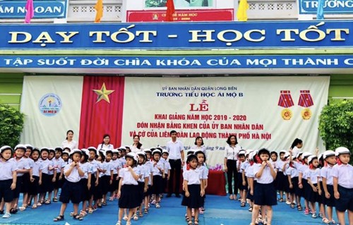 Trường Tiểu học ÁI Mộ B phối hợp với Công ty Honda Việt Nam trao tặng mũ bảo hiểm đạt chuẩn cho học sinh lớp Một